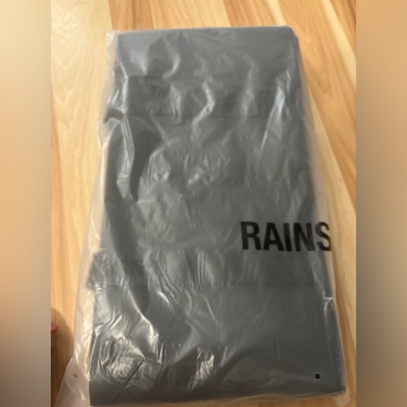 Rains Trail Waterproof Gym Bag in Black NWT - Picture 10 of 13